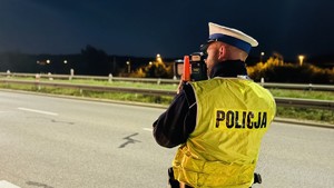 policjant drogówki podczas kontroli prędkości