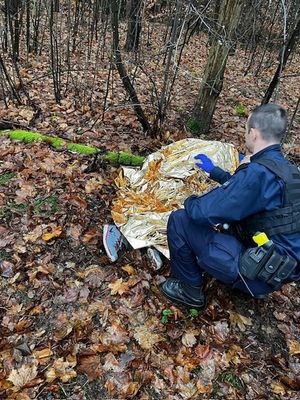 policjanci zauważyli mężczyznę leżącego na skraju lasu