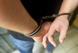 dłonie zatrzymanego w kajdankach