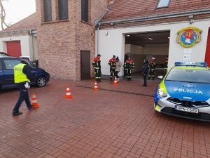 Policjanci i służby podczas działań