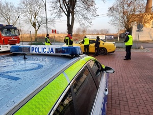 Policjanci i służby podczas działań