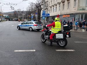 policjanci podczas zabezpieczenia parady