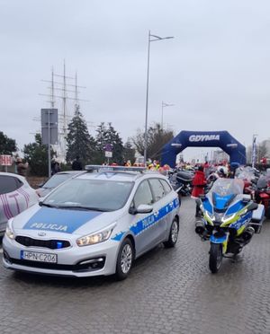 policjanci podczas zabezpieczenia parady