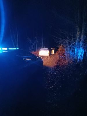 policyjny radiowóz i zatrzymane auto