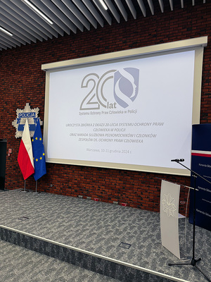 W 2024 r. przypada 20. rocznica ustawienia w Policji systemu ochrony praw człowieka. W następstwie rekomendacji Komisarza Praw Człowieka Rady Europy oraz przy wsparciu Ministerstwa Spraw Wewnętrznych i Administracji, blisko 20 lat temu ustanowiono sieć policyjnych pełnomocników ds. ochrony praw człowieka, którzy wsparli tym samym inne mechanizmy przestrzegania praw człowieka w Policji, jak chociażby funkcjonowanie komórek kontrolnych, czy też działalność aktualnego Biura Spraw Wewnętrznych w Policji. Z tej okazji, 10 grudnia 2024 r., czyli w dniu 76. rocznicy ustanowienia przez Zgromadzenie Ogólne Organizacji Narodów Zjednoczonych Międzynarodowego Dnia Praw Człowieka, w Komendzie Głównej Policji zorganizowana została uroczysta zbiórka uzupełniona o okolicznościowe wystąpienia i panele tematyczne z udziałem zaproszonych gości.