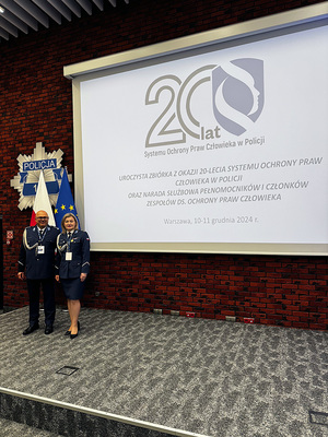 W 2024 r. przypada 20. rocznica ustawienia w Policji systemu ochrony praw człowieka. W następstwie rekomendacji Komisarza Praw Człowieka Rady Europy oraz przy wsparciu Ministerstwa Spraw Wewnętrznych i Administracji, blisko 20 lat temu ustanowiono sieć policyjnych pełnomocników ds. ochrony praw człowieka, którzy wsparli tym samym inne mechanizmy przestrzegania praw człowieka w Policji, jak chociażby funkcjonowanie komórek kontrolnych, czy też działalność aktualnego Biura Spraw Wewnętrznych w Policji. Z tej okazji, 10 grudnia 2024 r., czyli w dniu 76. rocznicy ustanowienia przez Zgromadzenie Ogólne Organizacji Narodów Zjednoczonych Międzynarodowego Dnia Praw Człowieka, w Komendzie Głównej Policji zorganizowana została uroczysta zbiórka uzupełniona o okolicznościowe wystąpienia i panele tematyczne z udziałem zaproszonych gości.