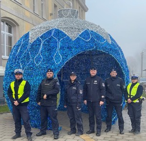 policjanci na tle ozdób świątecznych
