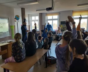 policjanci podczas spotkania z młodzieżą