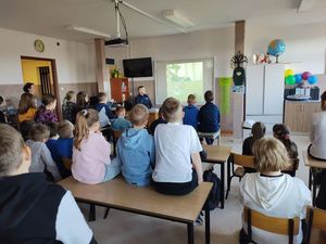 policjanci podczas spotkania z młodzieżą