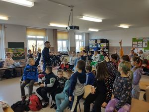 policjanci podczas spotkania z młodzieżą