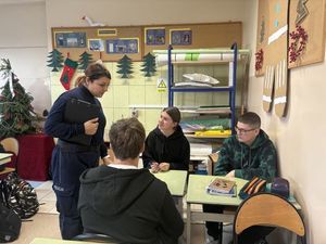policjanci podczas spotkania z młodzieżą