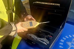 policjant z sonometrem