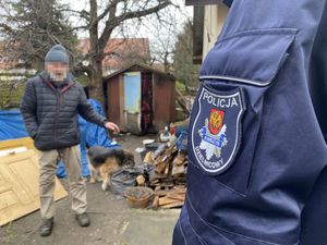 policjanci podczas kontroli