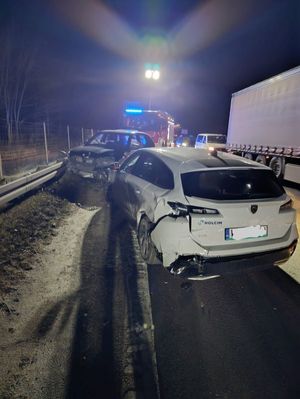 praca policjantów na miejscu zdarzenia