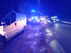 praca policjantów na miejscu zdarzenia