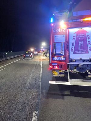 praca policjantów na miejscu zdarzenia