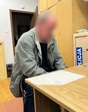 zatrzymany mężczyzna i zabezpieczone kradzione przez niego kratki