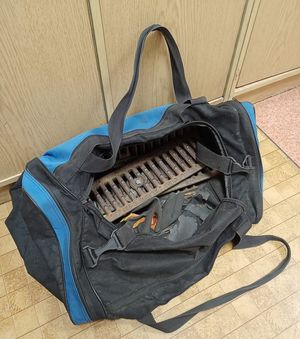 zatrzymany mężczyzna i zabezpieczone kradzione przez niego kratki