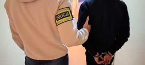 policjant z zatrzymanym