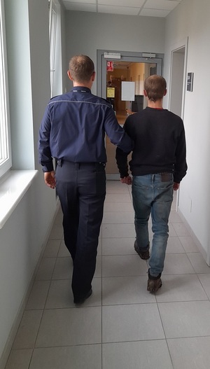 policjant z zatrzymanym złodziejem roweru