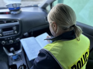 policjantka ruchu drogowego podczas prowadzenia dokumentacji