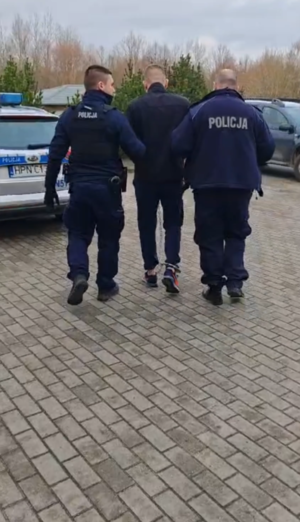 policjanci z zatrzymanymi