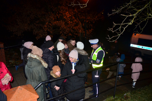 policjanci rozdawali odblaski