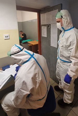 policjanci w uniformach przy zatrzymanym z hcv