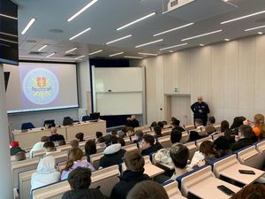 policjanci podczas debaty