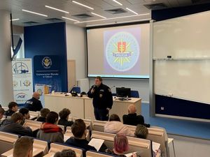 policjanci podczas debaty