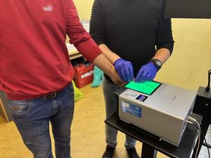 policjant z zatrzymanym