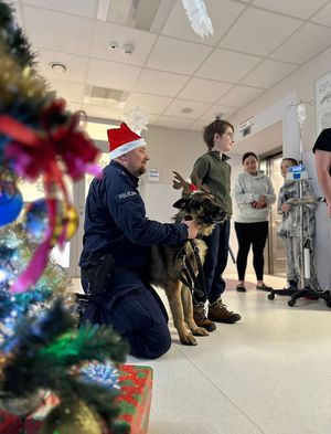 policjanci z wizytą w szpitalu