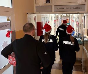 policjanci z wizytą w szpitalu