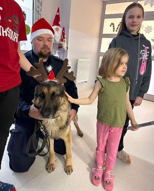 policjanci z wizytą w szpitalu