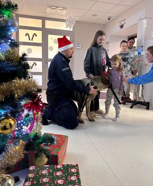 policjanci z wizytą w szpitalu