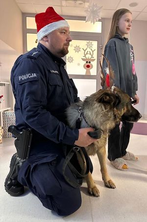 policjanci z wizytą w szpitalu