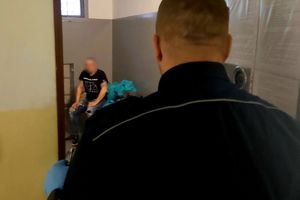 policjant z zatrzymanym