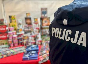 policjant podczas kontroli stoiska