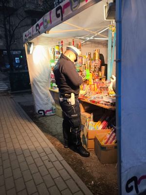 policjanci podczas kontroli stoisk z fajerwerkami