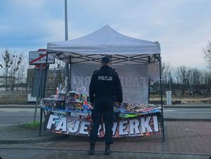 policjanci podczas kontroli stoisk z fajerwerkami