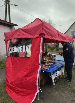 policjanci podczas kontroli