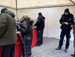 policjanci podczas kontroli