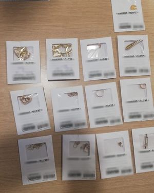 odzyskana przez policjantów ukradziona biżuteria i zatrzymany włamywacz