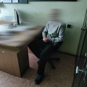 odzyskana przez policjantów ukradziona biżuteria i zatrzymany włamywacz