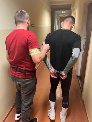 policjant z zatrzymanymi