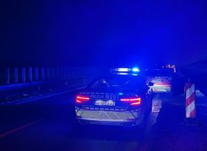 policyjny radiowóz na miejscu zatrzymania