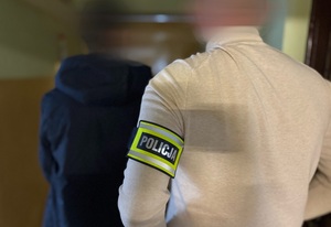 policjant z zatrzymanym