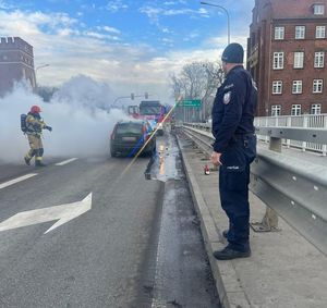 dzielnicowi podczas gaszenia samochodu