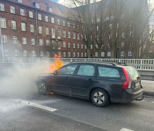 dzielnicowi podczas gaszenia samochodu