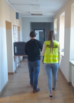 policjantka z zatrzymanym za kradzieże